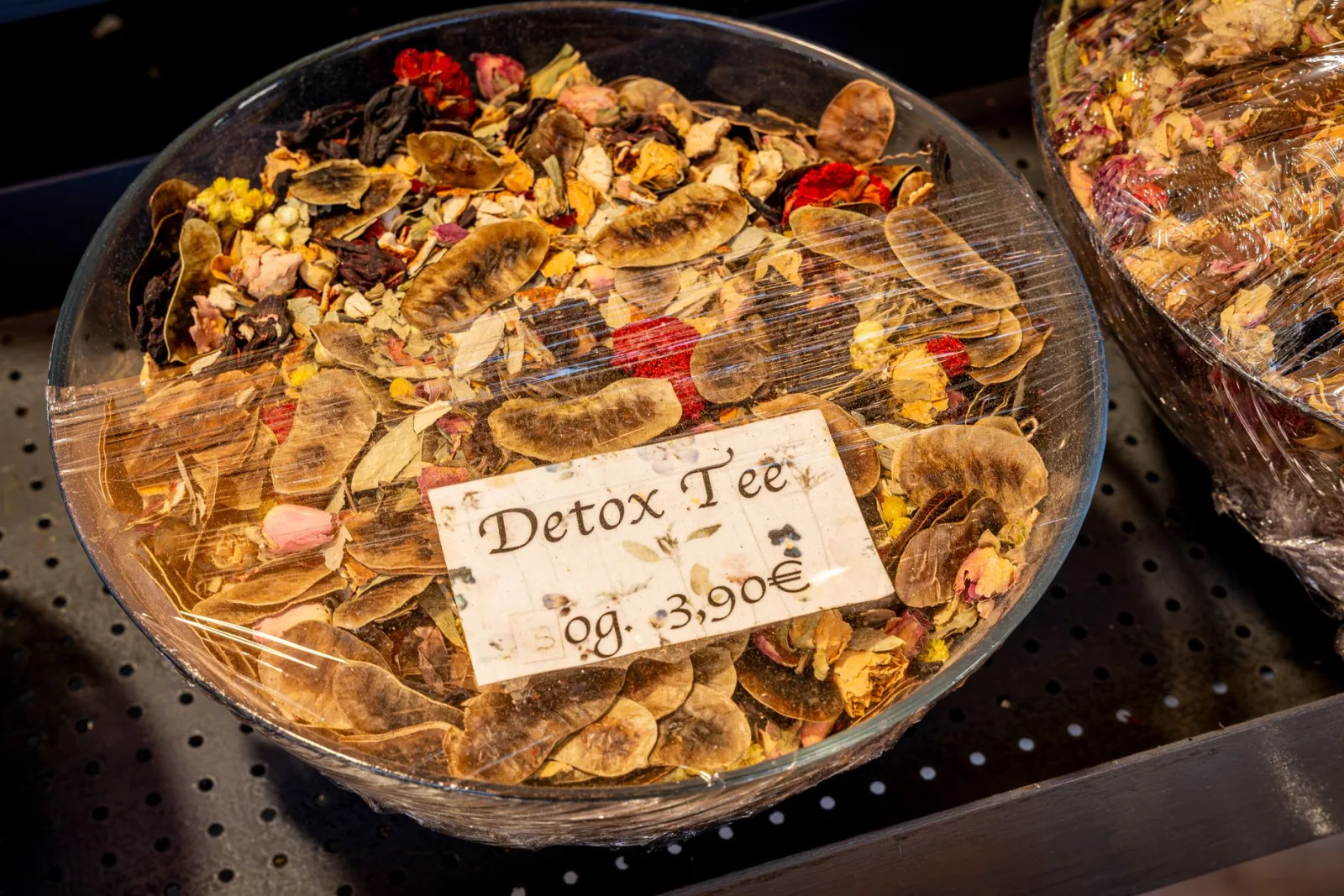 Mélange de plantes séchées et de gousses plates vendu en vrac sous l'étiquette Detox Tee